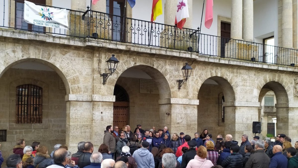 Más de 200 personas se concentran en Toro (Zamora) para apoyar al recién expulsado del PSOE Tomás del Bien. - EM VALLADOLID.