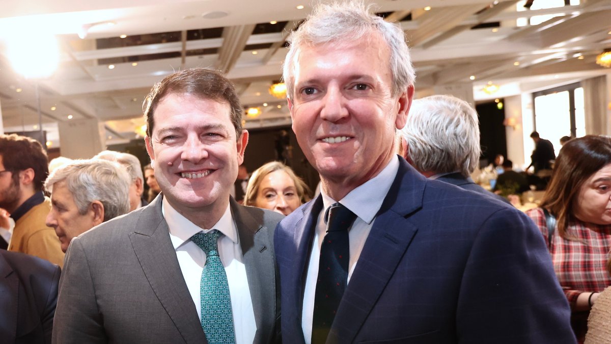 El presidente de la Junta de Castilla y León, Alfonso Fernández Mañueco, asiste a un desayuno informativo con el presidente de la Xunta de Galicia, Alfonso Rueda. ICAL