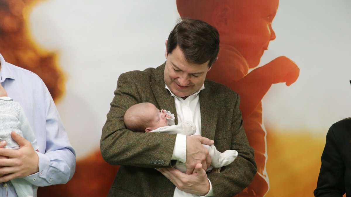 El presidente de la Junta de Castilla y León, Alfonso Fernández Mañueco, hace una entrega simbólica de la 'Tarjeta Familia' a una familia zamorana. ICAL