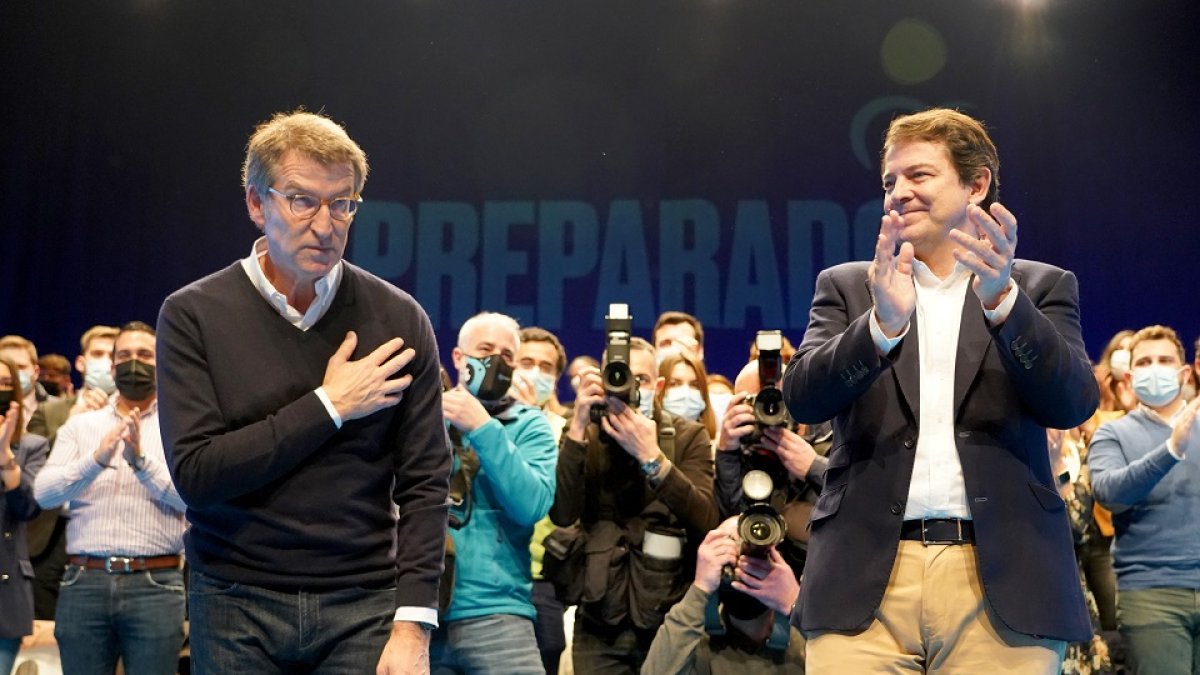 Alfonso Fernández Mañueco aplaude a un agradecido Feijóo durante el mitin del candidato a la presidencia nacional del PP.- ICAL