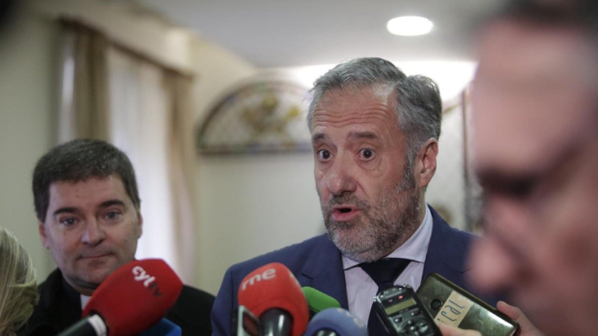 Carlos Pollán, en su intervención ante los medios en León.-E. M.