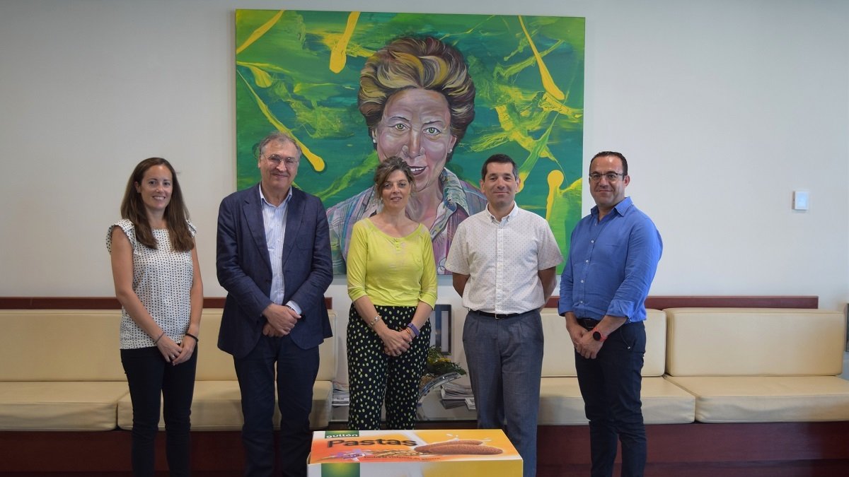 De izquierda a derecha: Sheila Palomo, responsable Sistema Gestión Ética, Responsable
y Excelente de Galletas Gullón; Juan Miguel Martínez Gabaldón, consejero delegado y
director general de Gullón; María Victoria Moreno, directora general de la Mujer de la
Junta de Castilla y León; Paco Hevia, director Corporativo de Gullón; y Ángel Miguel
Vega, director técnico de la Dirección General de la Mujer de la Junta. -GULLÓN