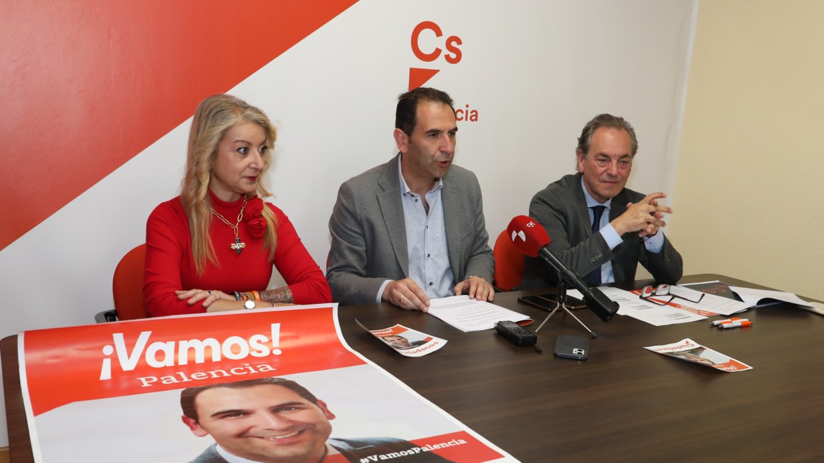El alcalde Mario Simón(C), el concejal Urbano Revilla, y la concejal Carolina Gómez, del grupo Municipal de Ciudadanos Palencia hace una valoración del mandato que finaliza y del grado de cumplimiento del programa con el que se concurrió a la investidura. ICAL