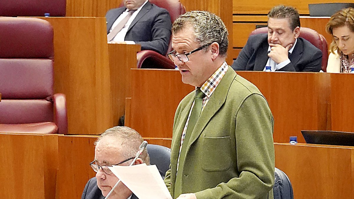 El consejero de Agricultura, Ganadería y Desarrollo Rural, Gerardo Dueñas, durante su intervención ayer en el Pleno de las Cortes. ICAL