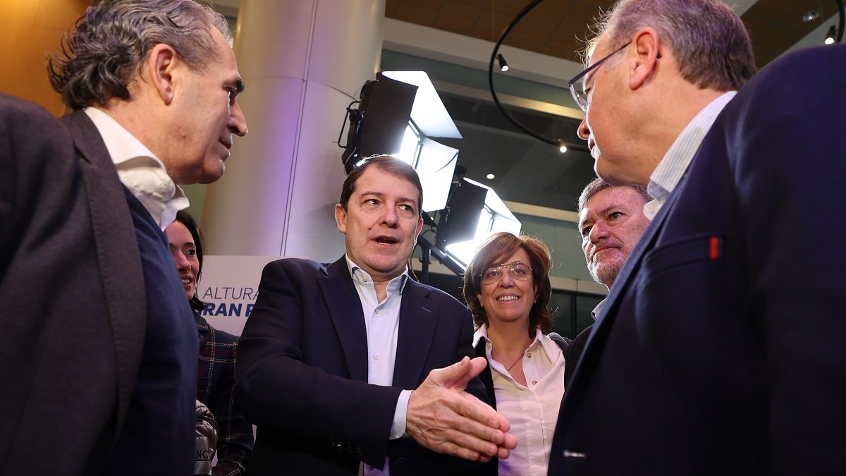 El presidente del PP de Castilla y León, Alfonso Fernández Mañueco, rodeado de miembros de la formación.- ICAL