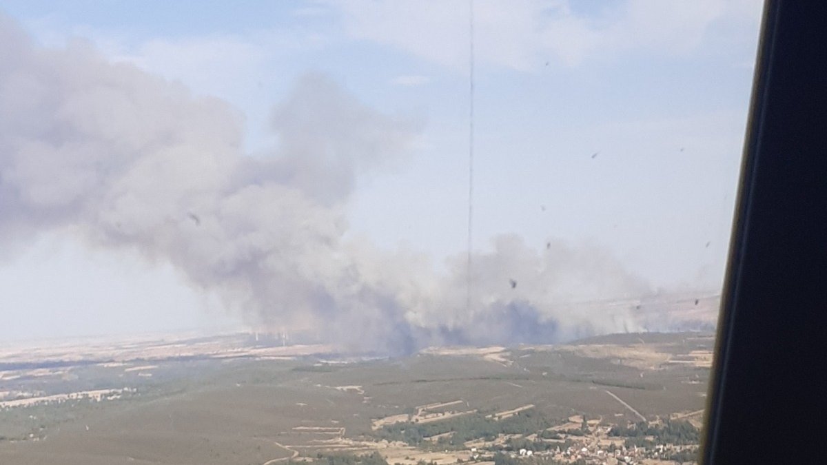 Incendio forestal en Vegalatrave (Zamora).- E. M.