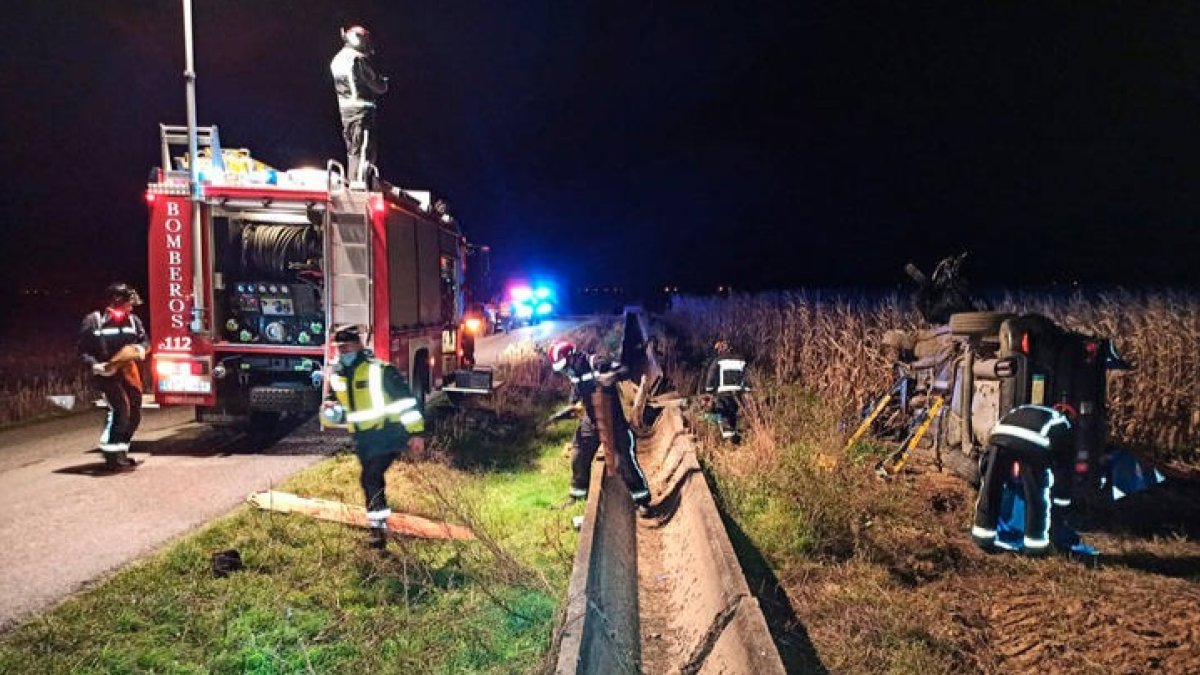 Los bomberos de León trabajan en el lugar del accidente. DIARIO DE LEÓN