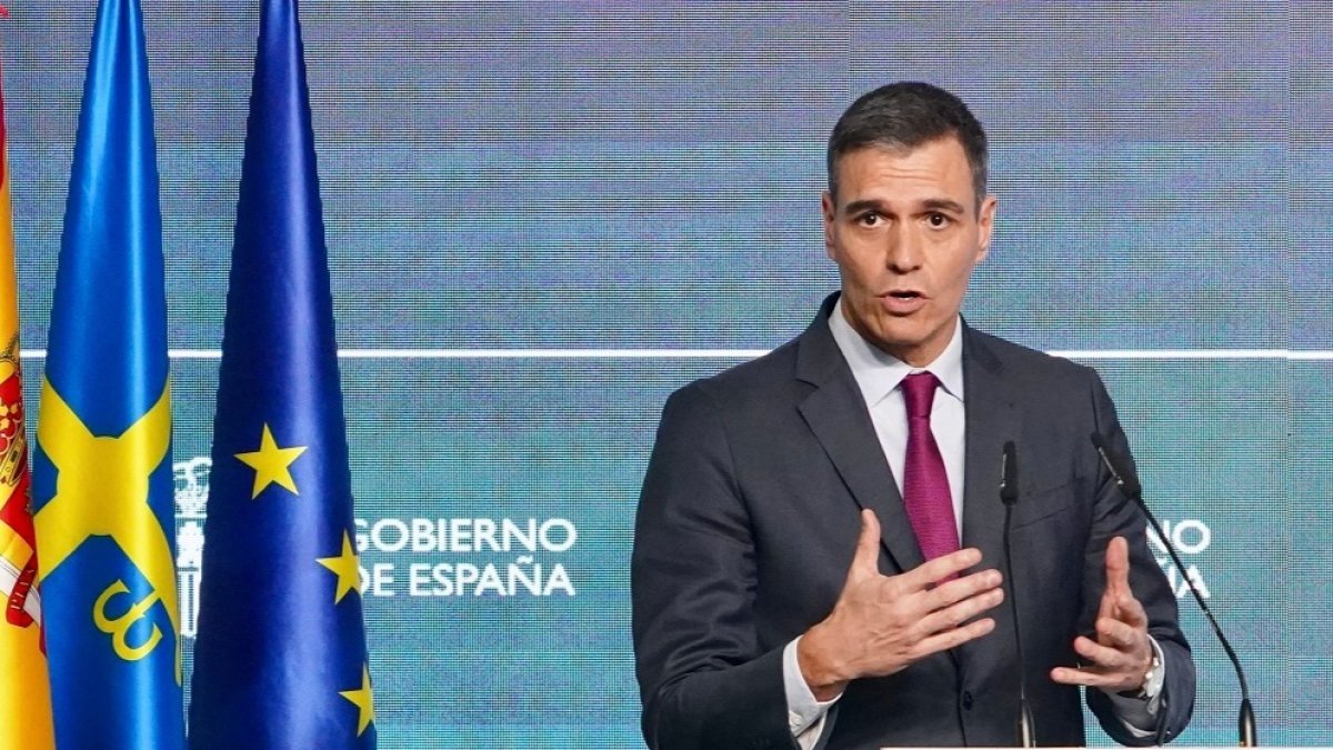 Comparecencia del presidente del Gobierno de España, Pedro Sánchez, tras la llegada del tren que inaugura la variante de Pajares de la Línea de Alta Velocidad Madrid-Asturias con la presencia del rey Felipe VI, acompañado del ministro de Transportes y Movilidad Sostenible, Óscar Puente, y los presidentes de Asturias y Castilla y León, Adrián Barbón y Alfonso Fernández Mañueco, entre otras autoridades. -ICAL