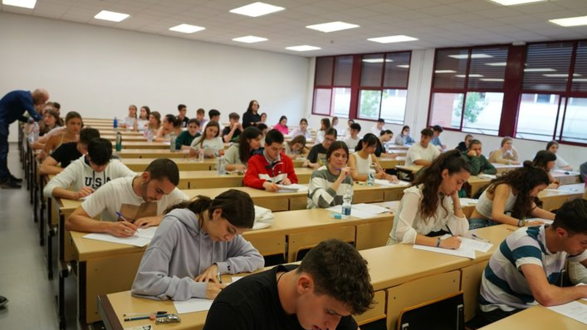 Una imagen de archivo haciendo las pruebas de la EBAU en Valladolid.-