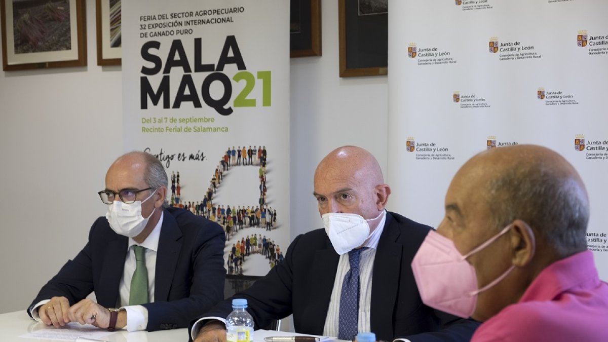 El consejero de Agricultura, Ganadería y Desarrollo Rural, Jesús Julio Carnero, informa sobre el Consejo Agrario Regional en Salamaq21. - ICAL