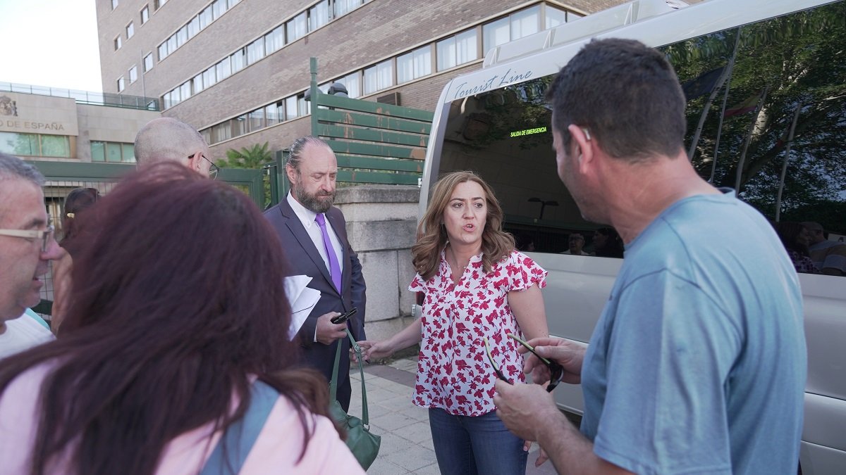 Barcones conversa con los representantes de los trabajadores de Siro antes de la salida del autobús a Madrid.- ICAL