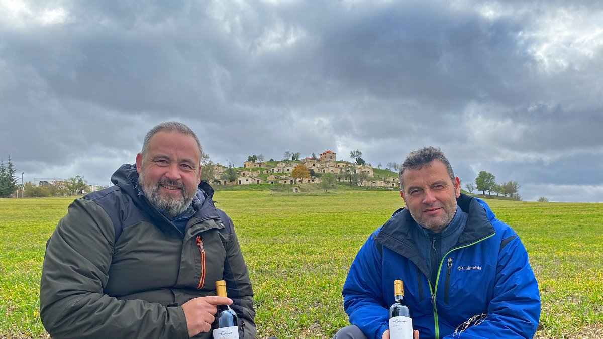 Los hermanos Camarero -Francisco, ‘Quico’, y José María-, con sus vinos, delante del Cotarro de Moradillo de Roa.