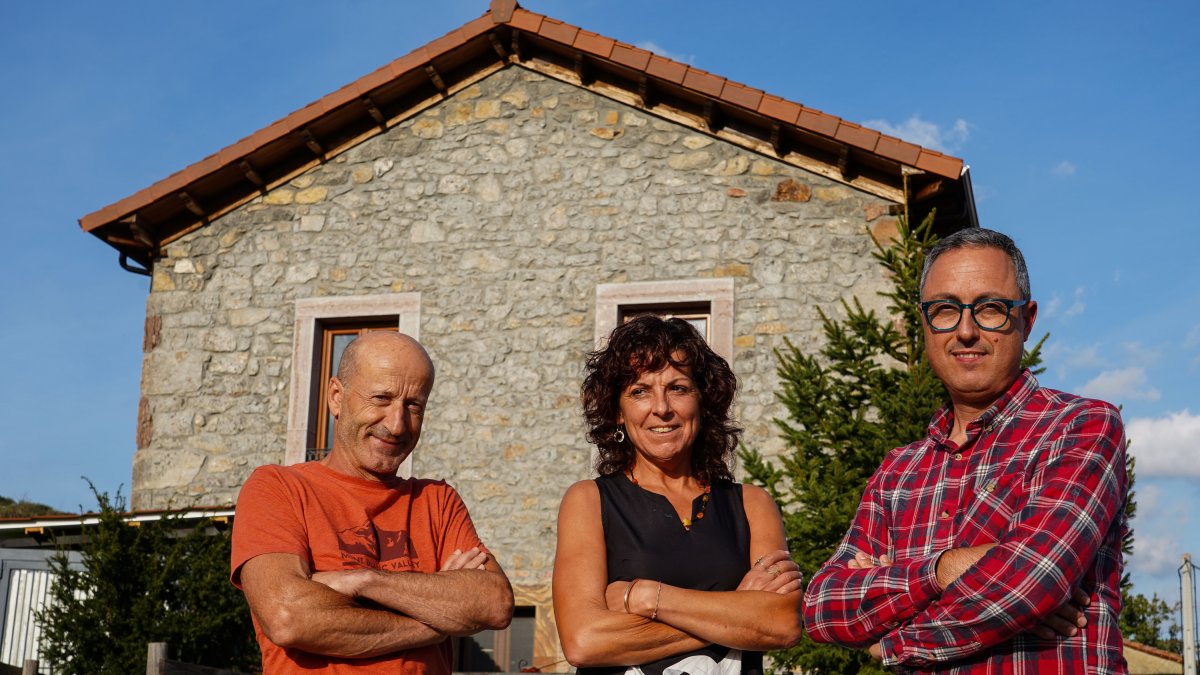El alcalde del municipio leonés de Reyero, Gregorio Alonso, la gestora del albergue de Pallide, Begoña González, y el técnico de gestión del proyecto Bioreyero, Álvaro de la Puente - ICAL