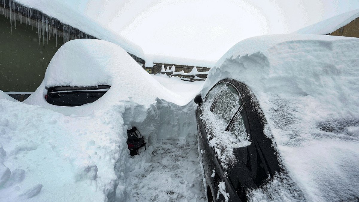 Dos coches en su cochera están completamente sepultados por la nieve fruto de las intensas precipitaciones en el puerto Pajarés de León ICAL