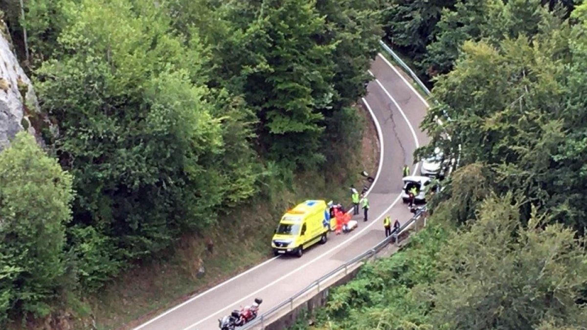 Colisión entre una motocicleta y un turismo en Riaño (León). - EUROPA PRESS