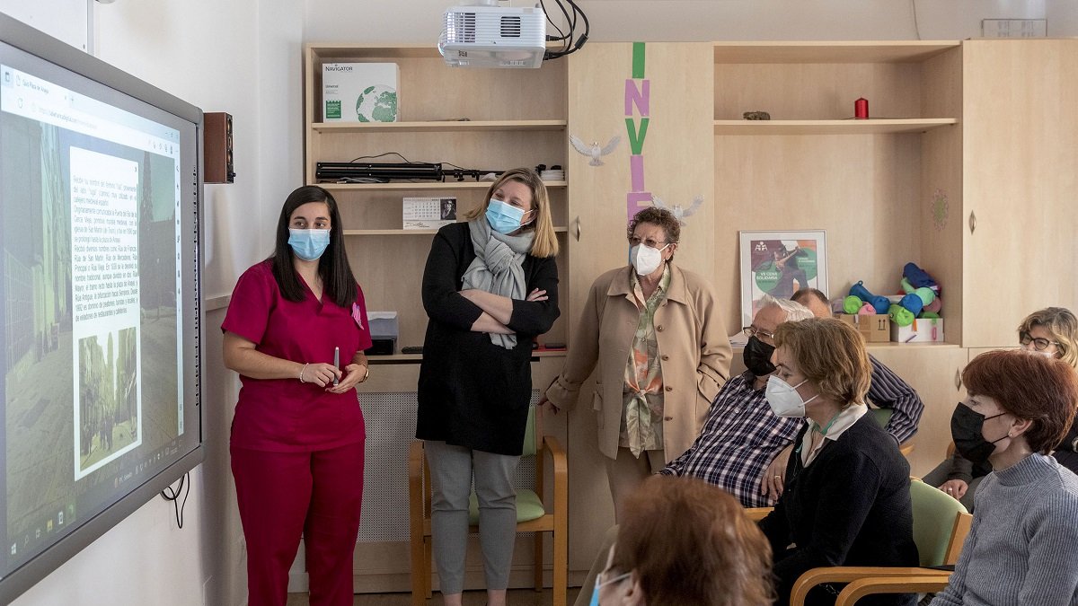 La consejera de Familia e Igualdad de Oportunidades, Isabel Blanco, visita el Centro Residencia Boni Mediero de la Asociación Alzhéimer Salamanca. - ICAL
