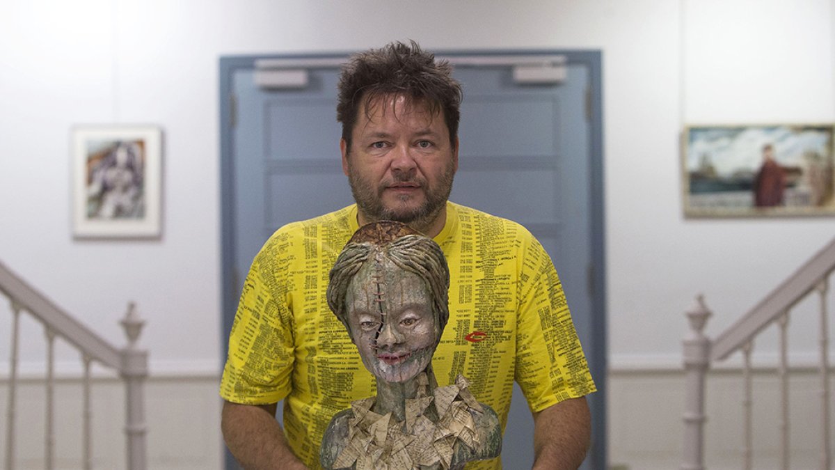 Oliver Vicario presentó ayer su exposición 'El papel del papel' en el Teatro Principal. RAÚL G. OCHOA
