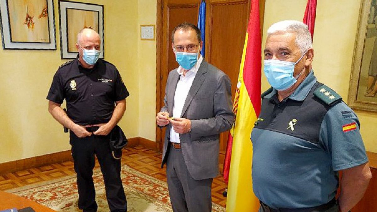 El subdelegado del Gobierno en Zamora, Ángel Blanco, acompañado por el coronel Manuel Rodríguez, jefe accidental de la Comandancia de la Guardia Civil, y por el jefe provincial accidental de la Comisaría de Policía, Pedro Alonso, informan sobre casos de Violencia de género en la provincia.- ICAL