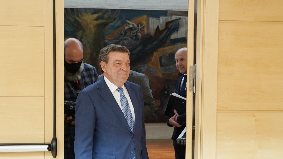 El consejero de la Presidencia, Luis Miguel González Gago, durante su comparecencia en las Cortes.- ICAL