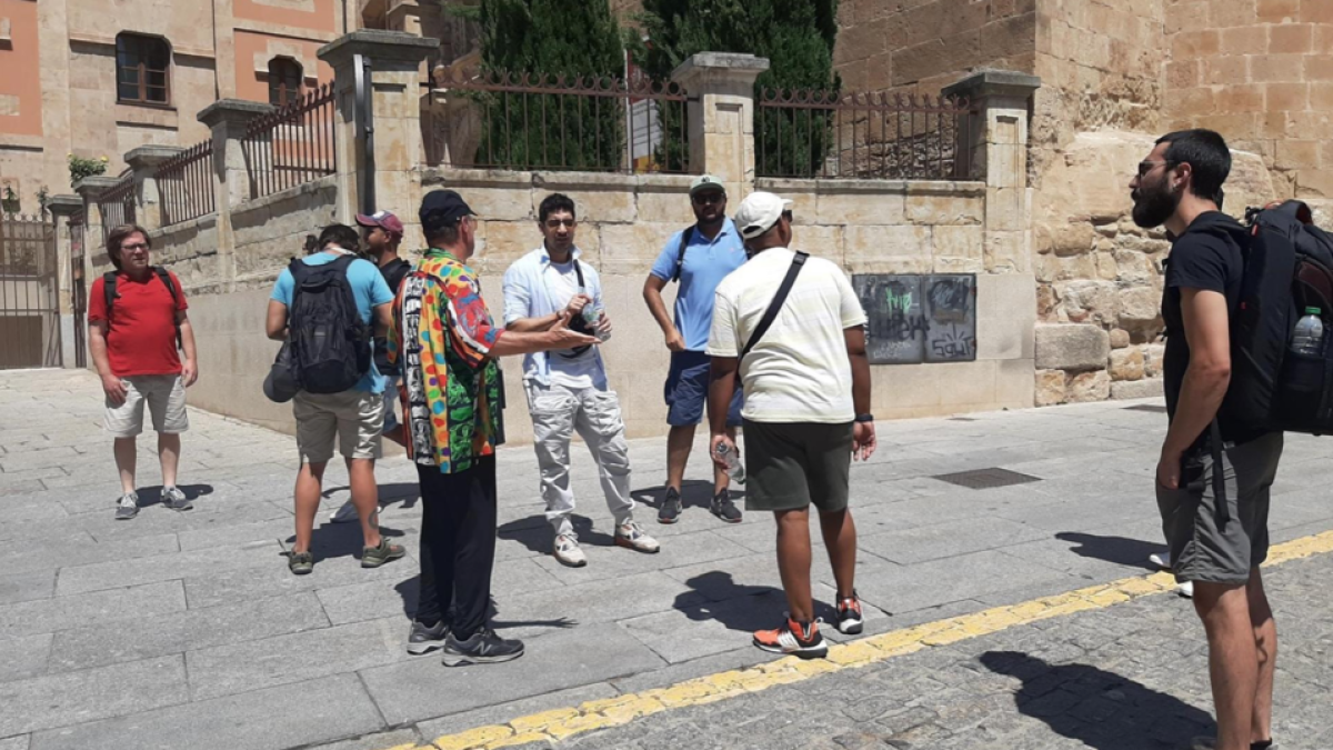 Equipo del proyecto hindú en el proceso de búsqueda de localizaciones en la ciudad de Salamanca - AYUNTAMIENTO DE SALAMANCA