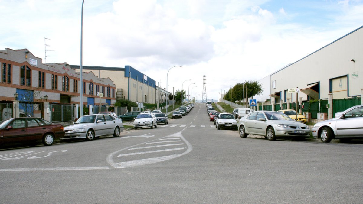 Los agentes detectaron una fiesta ilegal en una nave industrial en desuso en el Polígono de Bayas.