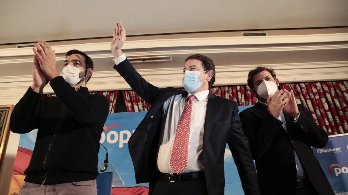 El presidente del PP de Castilla y León y candidato a la reelección, Alfonso Fernández Mañueco, presenta su candidatura a los afiliados leoneses. Junto a él, el secretario y el presidente provincial, David Fernández y Javier Santiago Vélez. -ICAL