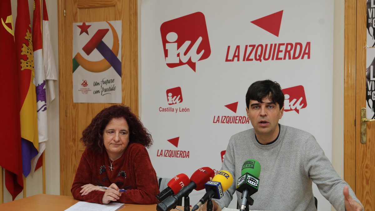 El coordinador de IUCyL, Juan Gascón; y la responsable de acción externa y conflictos laborales, Rocío Blanco,
presentan las acciones tomadas contra el vicepresidente de la Junta de Castilla y León, Juan García-Gallardo, tras sus recientes
acciones y declaraciones - ICAL