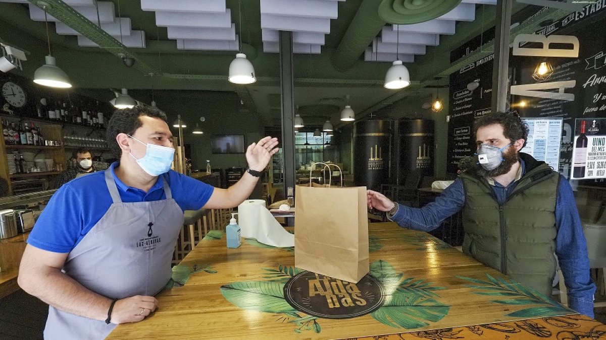 En la imagen, los dos socios Juan Carlos Medina Villanueva y Manuel Díez Domínguez del restaurante Las Aldabas, Valladolid.- MIGUEL ÁNGEL SANTOS