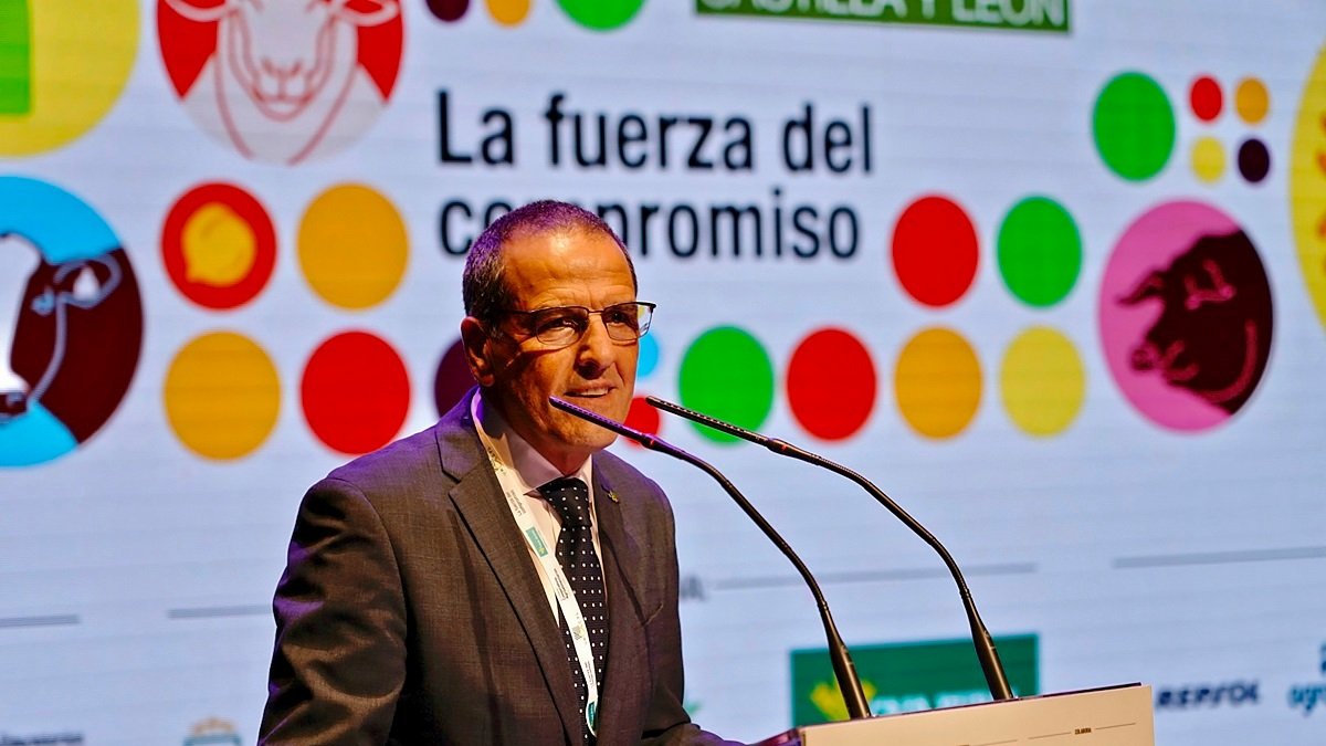 Fernando Antúnez interviene durante el Congreso de URCACYL celebrado en Zamora.- ArgiComunicación