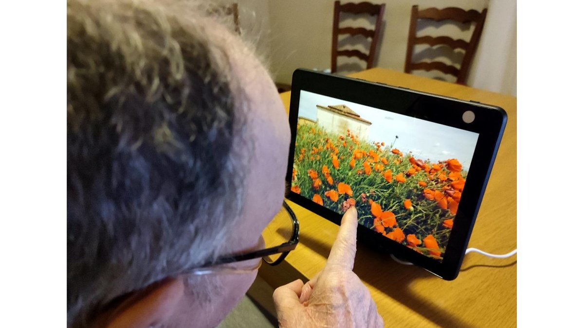 Un usuario se familiariza con el ‘echo show’ que Fundación Personas le ha facilitado para que se pueda conectar a los talleres desde su casa. / FUNDACIÓN PERSONAS