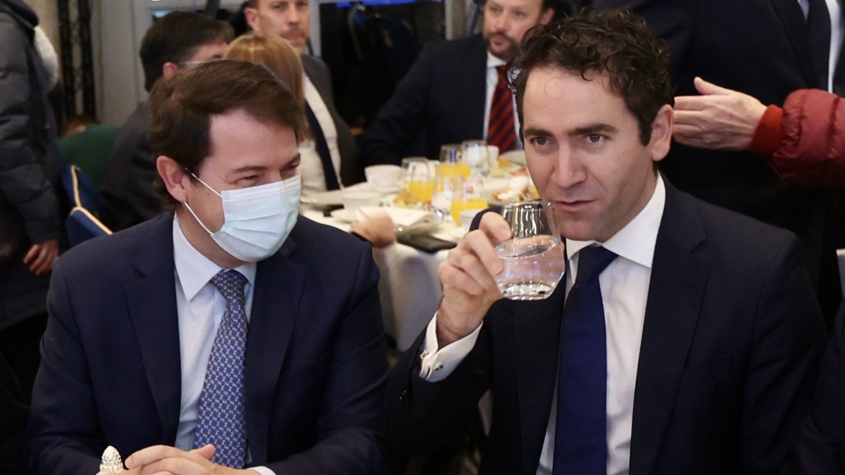 El presidente de la Junta, Alfonso Fernández Mañueco, junto a Teodoro García Egea, en el Nueva Economía Fórum. ICAL.