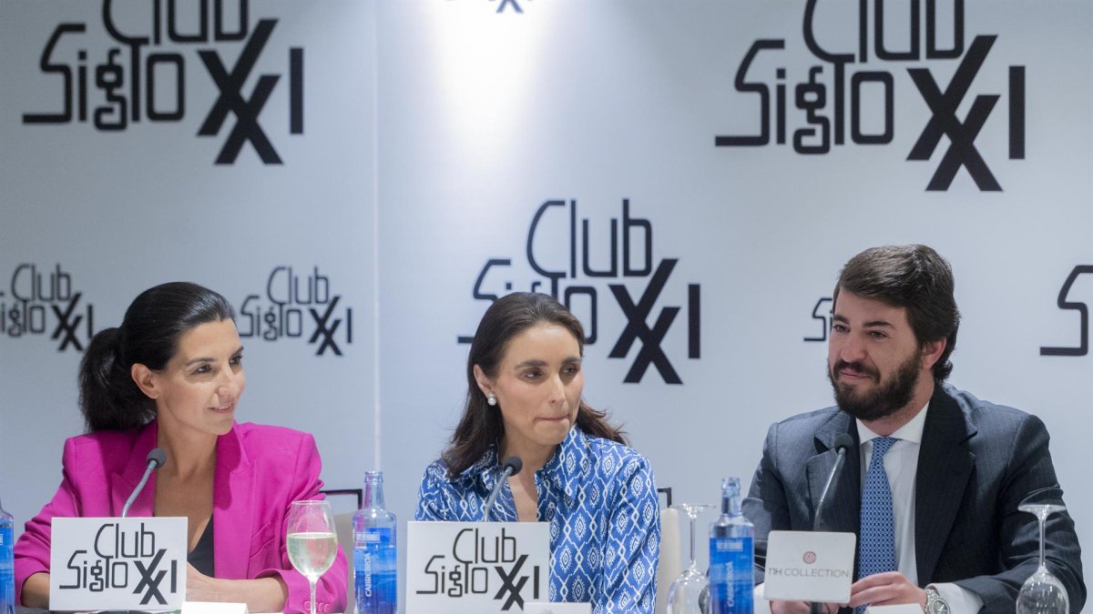 La candidata de VOX a la Presidencia de la Comunidad de Madrid, Rocío Monasterio, la presidenta del Club siglo XXI, Paloma Segrelles, y el vicepresidente de la Junta de Castilla y León, Juan García-Gallardo, durante un coloquio del Club Siglo XXI. Europa Press