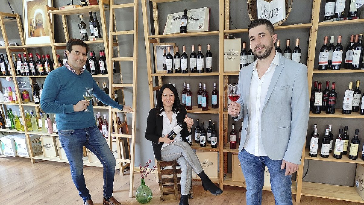 Javier García, Patricia Caro y Alberto García, junto a algunas de las referencias de la bodega. / E.M.