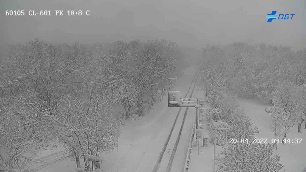 La nieve causa problemas en las carreteras en Segovia y Ávila. DGT