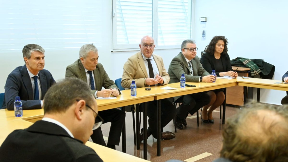 Jesús Julio Carnero anuncia la jornada laboral de 35 horas semanales para lo empleados públicos. E.M.