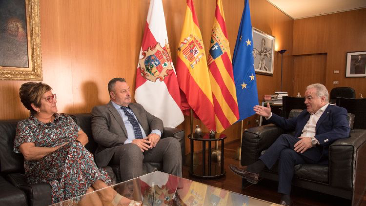 Eduardo Morán, presidente de la Diputación de León, se reúne con su homólogo de la Diputación de Huesca, Miguel Gracia. -ICAL