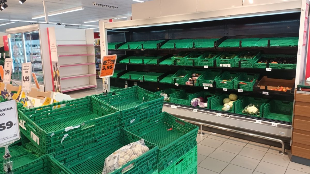 Estantes vacíos en el supermercado DIA de Aranda de Duero, en Burgos. ECB