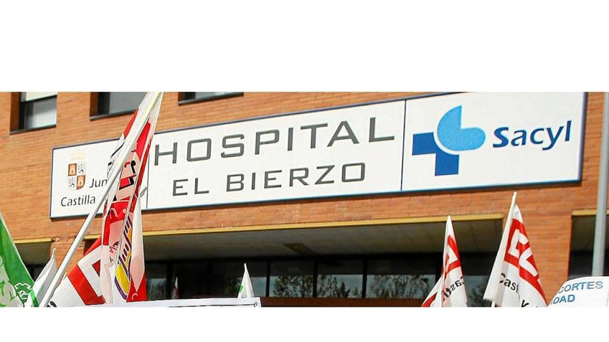 Concentración de los trabjadores del Hospital El Bierzo de Ponferrada (León), en defensa de la sanidad pública y contra los recortes. - E. M.
