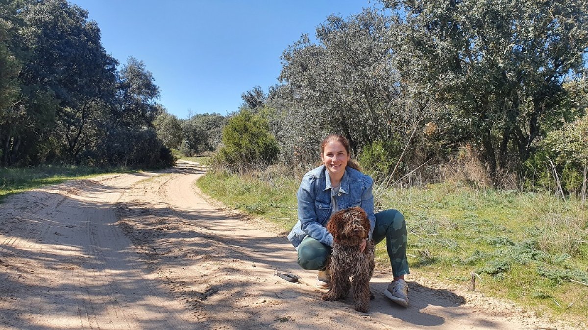 Marta de Pablo explica que en su explotación ribereña optan por plantar las trufas inoculando las raíces de la encina con esporas de trufa y preparan el suelo con un sustrato especial que acelera el proceso. / L. V.