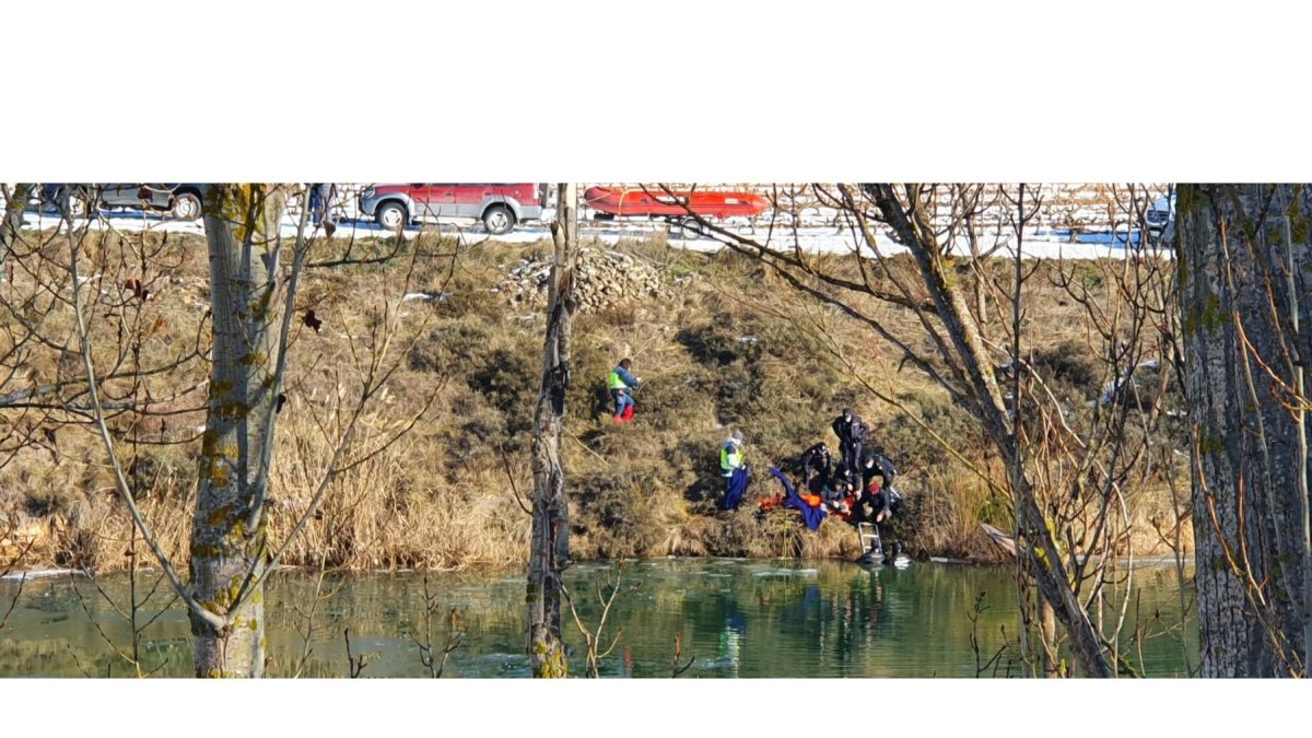 Momento de la recuperación del cadáver de la mujer. E. M.