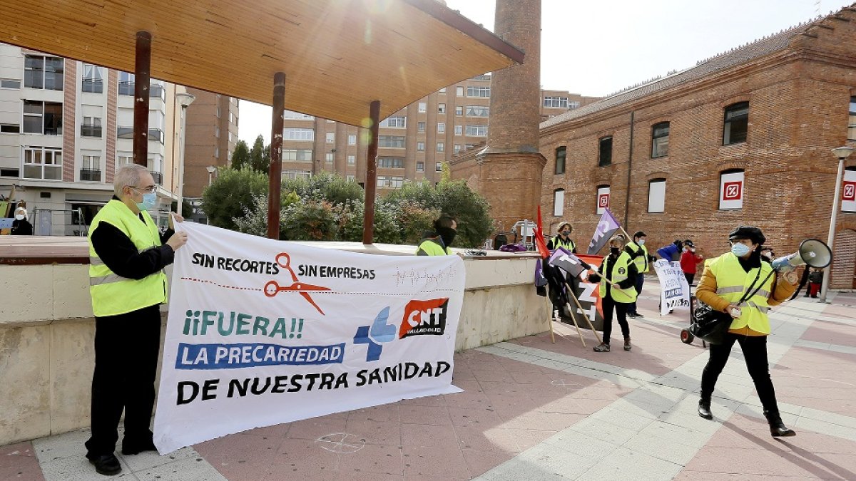 Miembros de la CNT poco antes de que comenzara la concentración contra la precariedad sanitaria en Valladolid. ICAL