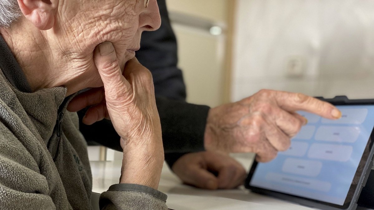 Una persona mayor utiliza una tableta para mejorar su día a día. EL MUNDO