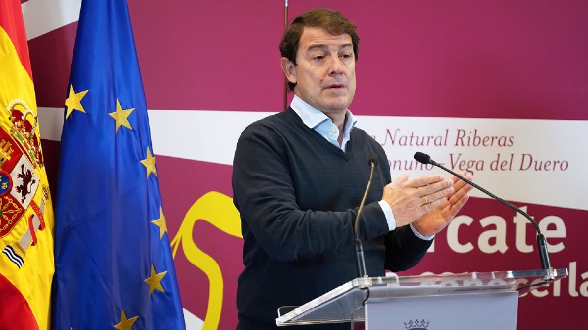 El presidente de la Junta, Alfonso Fernández Mañueco, durante su visita a Castronuño.- ICAL