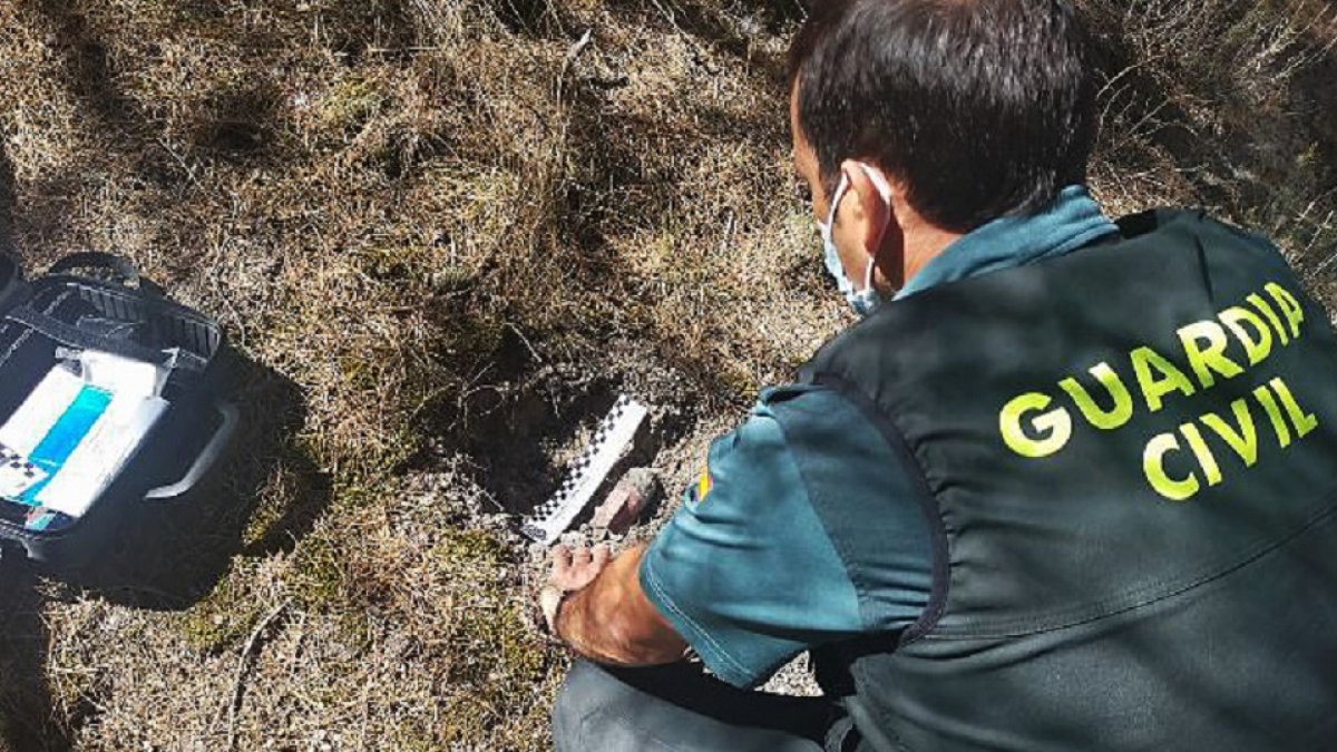 Proyectil de artillería hallado por la Guardia Civil en la localidad de Tariego de Cerrato (Palencia). - ICAL