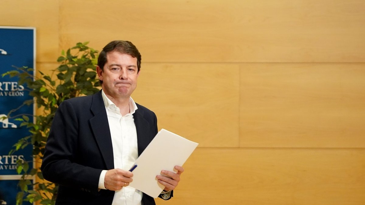 El candidato del Partido Popular a la Presidencia de la Junta, Alfonso Fernández Mañueco, al finalizar la rueda de prensa posterior a la reunión mantenida con El secretario general del Partido Socialista de Castilla y León, Luis Tudanca.- ICAL