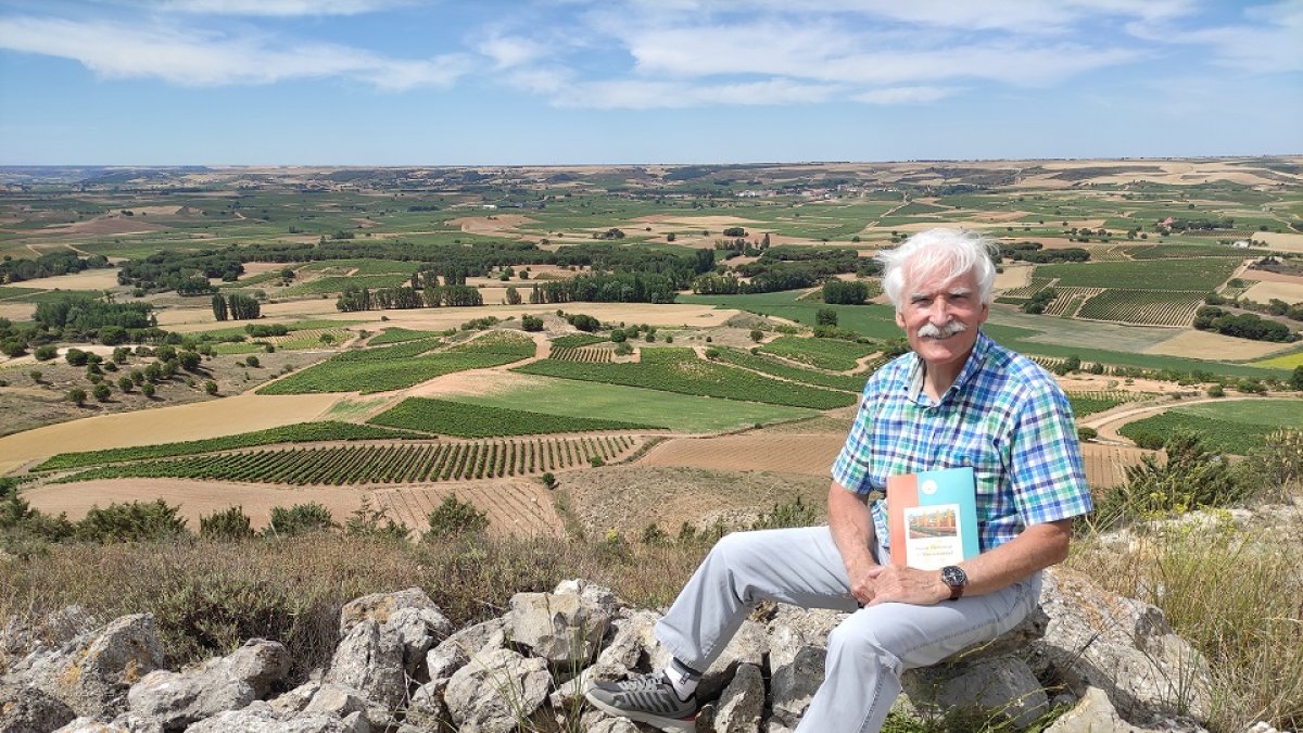 Pascual Izquierdo, en lo alto de la cuesta Manvirgo, en la Ribera del Duero burgalesa./ ArgiComunicación