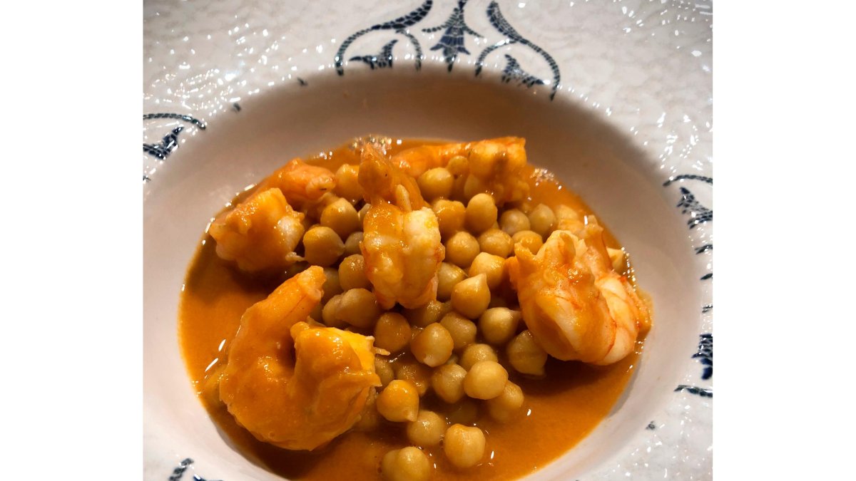 GARBANZOS CON GAMBONES EN SALSA DE CRUSTÁCEOS