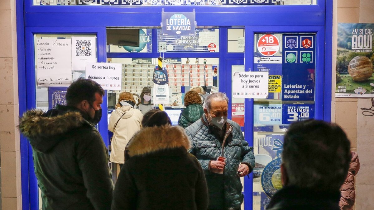 Personas esperando a hacerse con un décimo en una de las administraciones de Valladolid.- J.M. LOSTAU