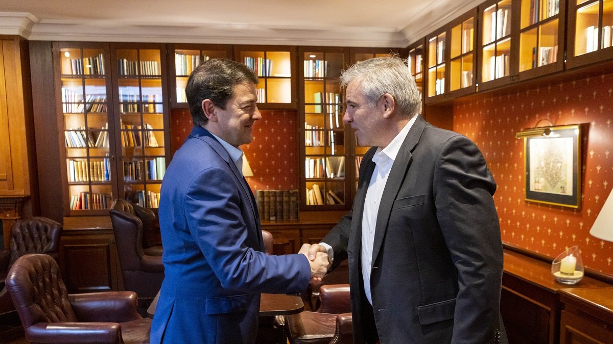 El presidente de la Junta de Castilla y León, Alfonso Fernández Mañueco, mantiene un encuentro con el responsable de inversión de la empresa Ontex.- ICAL