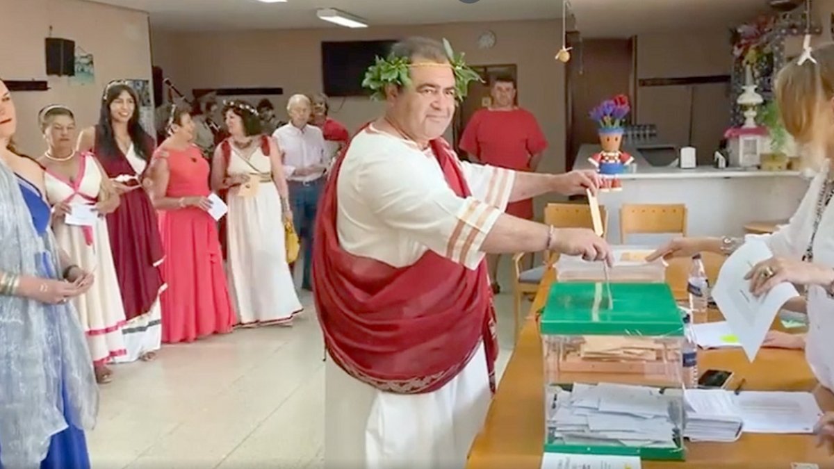 El alcalde de Saldaña (Palencia), Adolfo Palacios, ejerce su derecho al voto vestido de romano. -ICAL